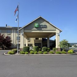 Holiday Inn Express Bloomsburg - Front entrance