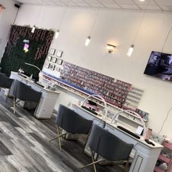 Pinky Nails Lounge - Nail stations