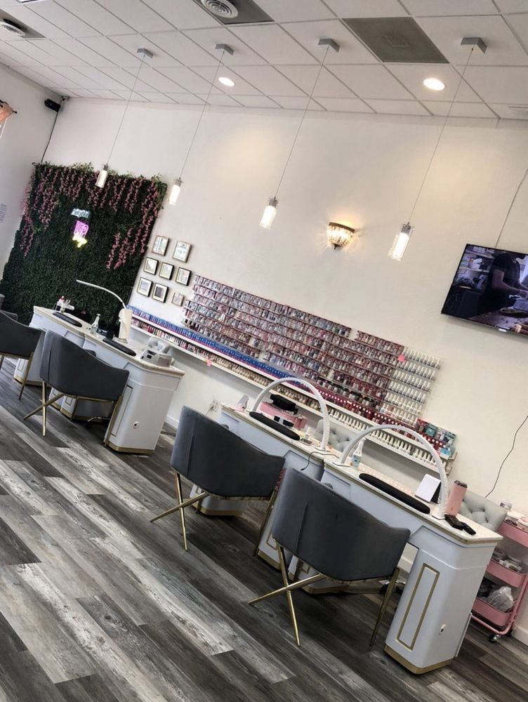 Pinky Nails Lounge Logo