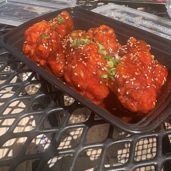 Seoul Sushi - 6 piece Korean fried chicken wing w/ Gochujang sauce - Korean Near Me - Wilmington, North Carolina Seoul Sushi - 6 piece Korean fried chicken wing w/ Gochujang sauce - Korean Near Me - Wilmington, North Carolina