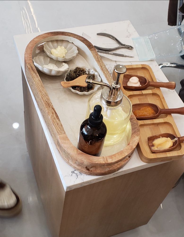 Lally Nail & Headspa Logo