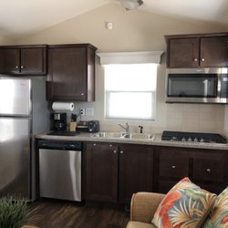 The Bungalows at Village West Marina & Resort - Each kitchen comes equipped with a full-size refrigerator, stove-top oven, microwave and dishwasher.