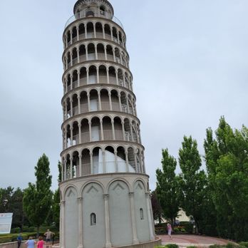 Leaning Tower of Niles - Picture of Leaning Tower - Landmarks & Historical Buildings Near Me - Niles, Illinois