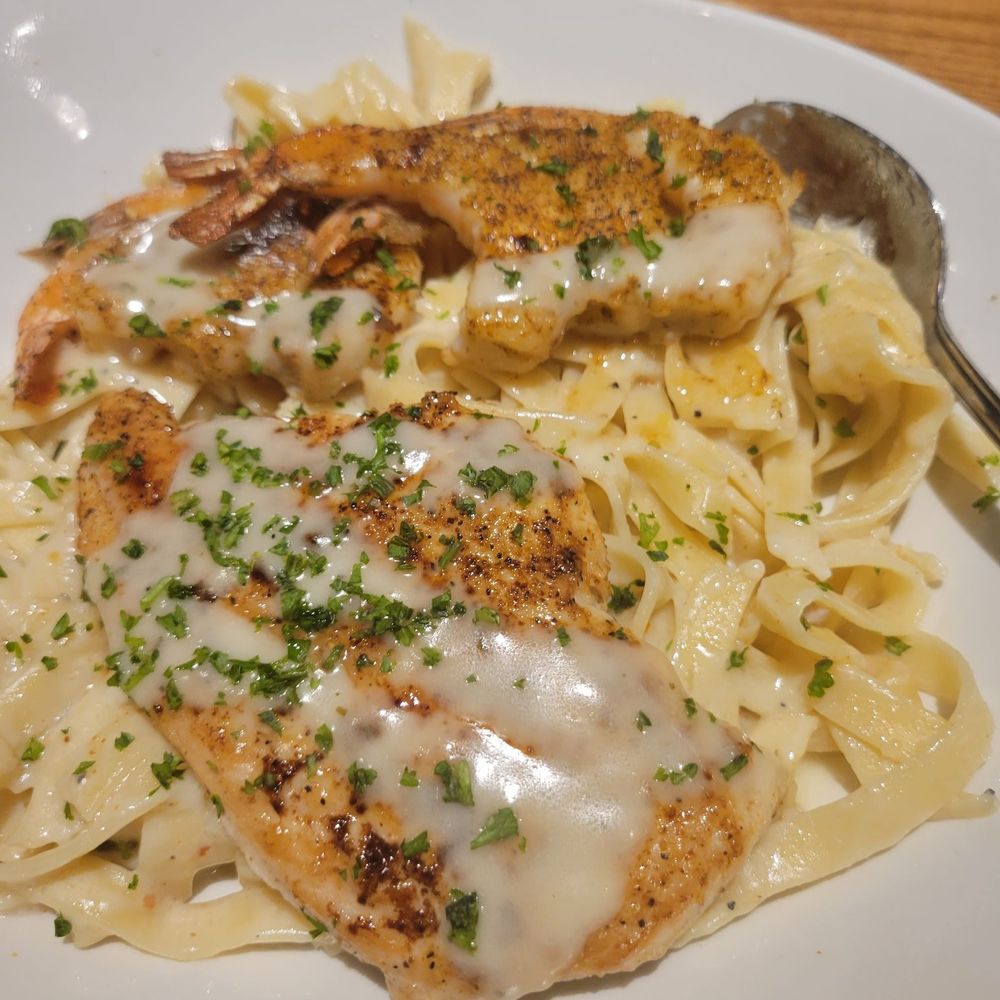 Outback Steakhouse - Dry Chicken & Shrimp Alfredo - Steakhouses Near Me - Shreveport, Louisiana