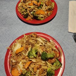 Fuji Yama - Stir fry noodles. Top is steak and scallop and bottom is shrimp and scallop