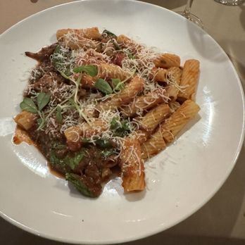Fellini's Italian Cucina - Rigatoni manzo - Italian Near Me - Stratford, Ontario Fellini's Italian Cucina - Rigatoni manzo - Italian Near Me - Stratford, Ontario