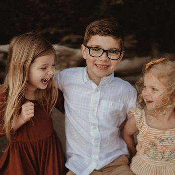 Summer Hughes Photo - Sibling photo during family session - Session Photography Near Me Summer Hughes Photo - Sibling photo during family session - Session Photography Near Me