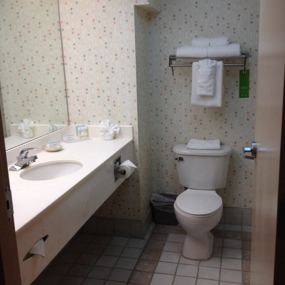 Hampton Inn Miami Dadeland - Good size bath with tub :) - Hotels Near Me - Miami, Florida
