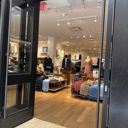 American Eagle Outfitters - Front of store