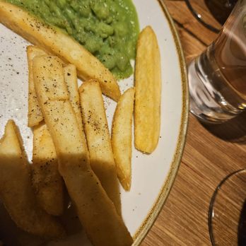 The St George's Tavern - Chips & smashed peas - Pubs Near Me - London, XGL