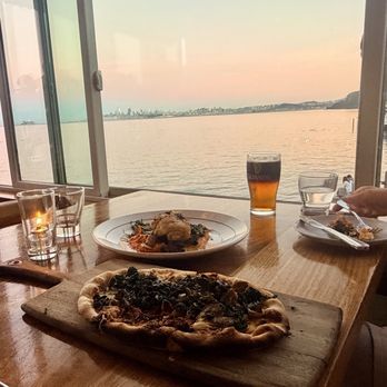 Barrel House Tavern - Excellent flatbread and sole with crab stuffing - New American Near Me - Sausalito, California