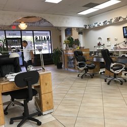 VIP Nails - Tan helping customers
