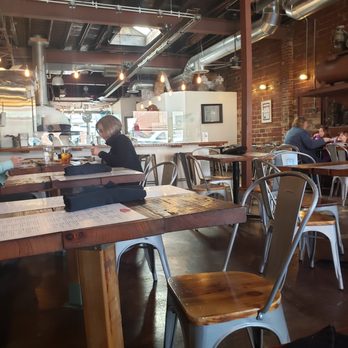 Il Lazzarone - the sitting - Pizza Near Me - Saint Joseph, Missouri