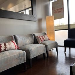 Elements Massage - Seating in the lobby
