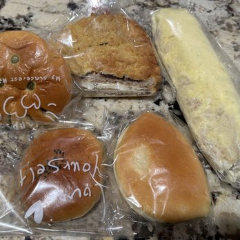 Le Pain Bakery - Taro Bun, Cream Log, Mammoth Bread, Green Pea Bun, Anko Bun - Bakeries Near Me - Chantilly, Virginia Le Pain Bakery - Taro Bun, Cream Log, Mammoth Bread, Green Pea Bun, Anko Bun - Bakeries Near Me - Chantilly, Virginia