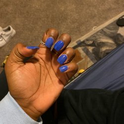 Luxe Nail Bar - Different colored nails????? & attitude