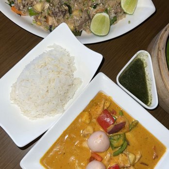 Sasi Thai - Gluten free combination fried rice and red curry chicken - Thai Near Me - Cancún, ROO Sasi Thai - Gluten free combination fried rice and red curry chicken - Thai Near Me - Cancún, ROO