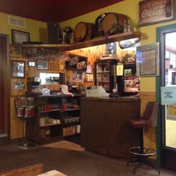 Don's Pizzeria & Spaghetti - The till/mini bar
