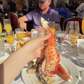 Cafe Sierra - Giant king crab claw - New American Near Me - Universal City, California Cafe Sierra - Giant king crab claw - New American Near Me - Universal City, California