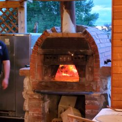 Varaison Vineyards & Winery - The brick oven one delicious pizza at a time.