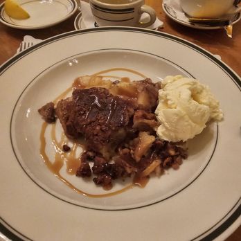 Jake's Famous Crawfish - Apple strudel/pie with vanilla ice cream - Seafood Near Me - Portland, Oregon