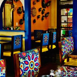 Mario's De La Mesa Restaurant - Colorful decor