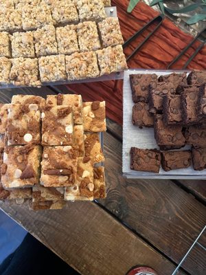 April's Famous Bakes by null