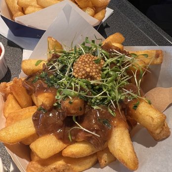 Frites Atelier Gent - Beef stew fries (can't remember the exact name but it's their classic) - Friterie Near Me - Gent, VOV Frites Atelier Gent - Beef stew fries (can't remember the exact name but it's their classic) - Friterie Near Me - Gent, VOV