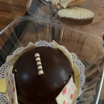Baklovah Bakery - Chocolate mousse and French cookies - Desserts Near Me - San Antonio, Texas