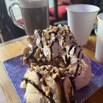 Pie Bar - Mud pie with ice cream and a butter baby - Cocktail Bars Near Me - Seattle, Washington