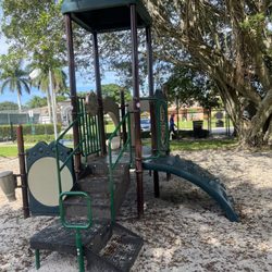 Kintz Park Splash Pad - Little kids play structure