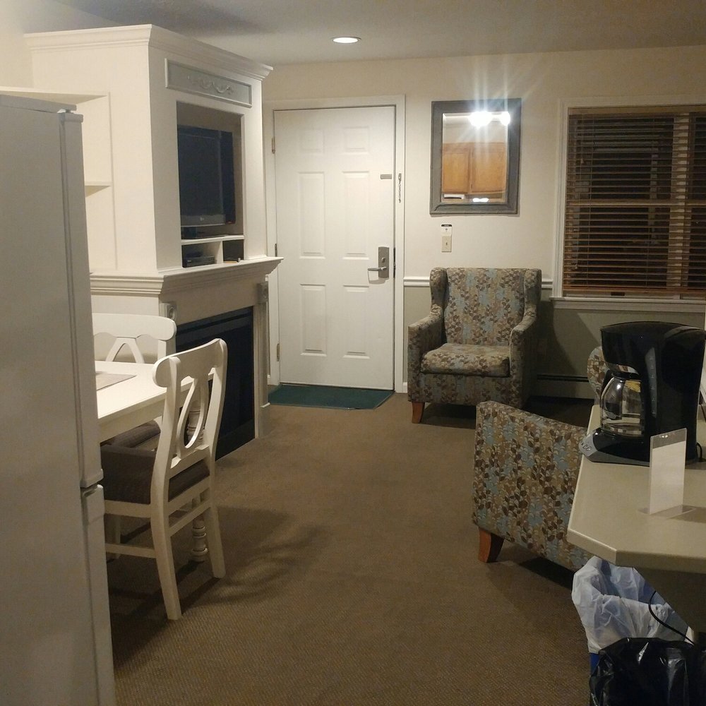 InnSeason Resorts the Falls At Ogunquit - Dining area, kitchenette, living room - Hotels Near Me - Ogunquit, Maine InnSeason Resorts the Falls At Ogunquit - Dining area, kitchenette, living room - Hotels Near Me - Ogunquit, Maine
