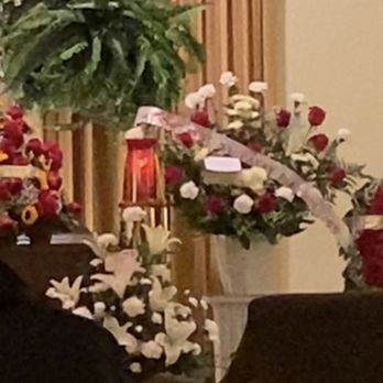 Daniela's Flower Shop and Perfumes - LOOK AT THOSE SAD EMPTY FLOWERS!!! NOT THE SAME FROM WHAT I ORDERED! - Florists Near Me - Chicago, Illinois
