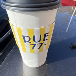 A to go coffee showing Rue 77 logo. A to go coffee showing Rue 77 logo.