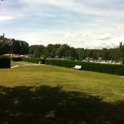 Piscine de Charbonnières - Espace de verdure!