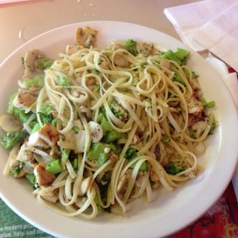 Cipriani's Pizza - New linguini and broccoli and mushrooms with added chicken . - Pizza Near Me - Chicago, Illinois Cipriani's Pizza - New linguini and broccoli and mushrooms with added chicken . - Pizza Near Me - Chicago, Illinois