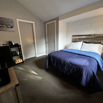 R3 Hotel - Single Double Bed Room - Hotels Near Me - Guerneville, California R3 Hotel - Single Double Bed Room - Hotels Near Me - Guerneville, California