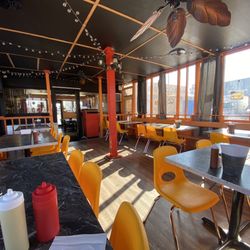 Tacos Y Mariscos El Amigo - Dining room
