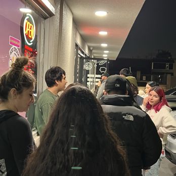 My Panecito - Line outside on a Wednesday @ 8:20pm - Bakeries Near Me - Gardena, California