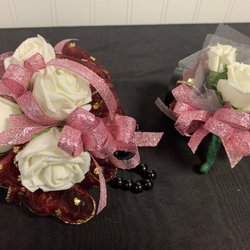 Floral Expressions By Darlene - Happy Homecoming Season !!
Call us, send us a message or stop in today to order your corsages & boutonnieres.
