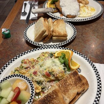 Black Bear Diner Layton - Chicken Fried Steak (960-1270 cal) and Shasta Veggie Scramble (730-1040 cal) with sides of sourdough bread - Diners Near Me - Layton, Utah