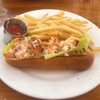 Haven Rooftop - Lobster Roll Fries - Lounges Near Me - New York, New York