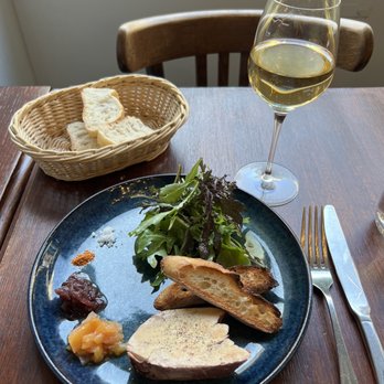 Bistrotters - Foie gras duck liver with cherry wine glaze, pineapple chutney, caramelized onion, and micro-green arugula salad - French Near Me - Paris, 75 Bistrotters - Foie gras duck liver with cherry wine glaze, pineapple chutney, caramelized onion, and micro-green arugula salad - French Near Me - Paris, 75