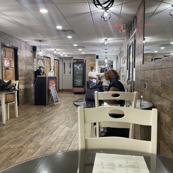 Gummy's Home Cooking - Dining area - Soul Food Near Me - Richmond, Virginia