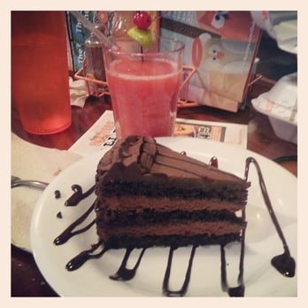 Hooters - Yummy Chocolate cake.. just needs some ice cream - American Near Me - Ontario, California