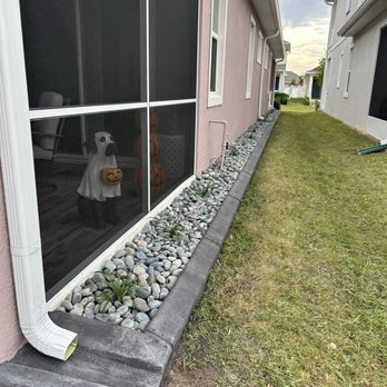 Cutting Edge Curbing - Side of house - Landscaping Near Me - Tampa, Florida