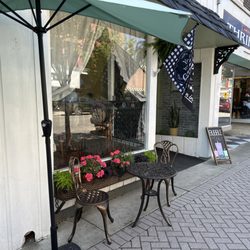 Pearl’s Cafe On Main - Main entrance