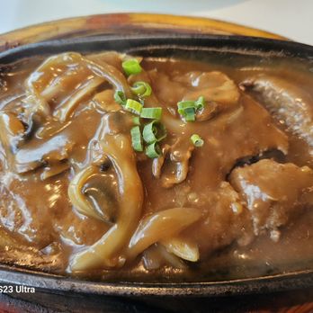 Eagle Cafe - Sizzling Hamburger Steak eith mushrooms, onion, and gravy - Breakfast & Brunch Near Me - Honolulu, Hawaii