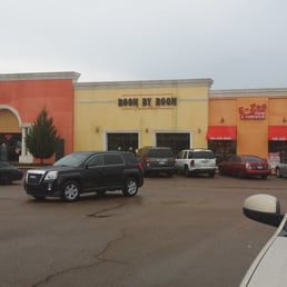 The front entrance of E-Zee Fish and Chicken.