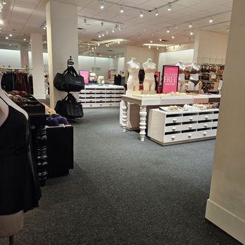 Victoria's Secret & PINK - Inside the store - Lingerie Near Me - Canoga Park, California
